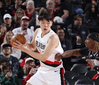 开拓者主场122-115力克灰熊迎连胜，杨瀚森短暂登场陷犯规困境引关注