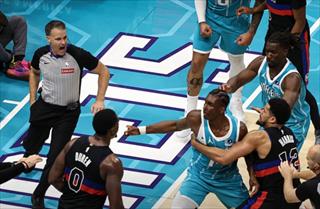 从顶牛到全武行！活塞黄蜂爆发大规模冲突