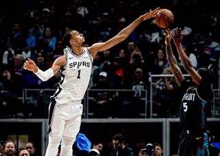 马刺114-103力克活塞，豪取九连胜