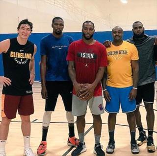 NBA Memes晒奥斯曼训练照引热议：回顾其与詹杜伦同场训练传奇经历，致敬欧洲杯高效20分表现