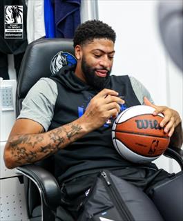 外媒：安东尼-戴维斯左小腿轻度拉伤，将缺席未来两场比赛