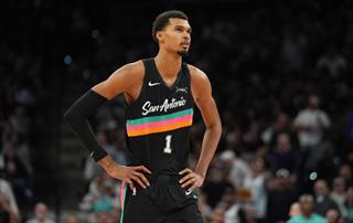 名记：文班亚马左小腿拉伤 预计缺席2-4周