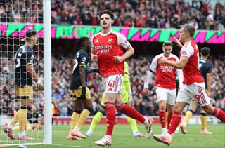 内维尔：赖斯是阿森纳不可替代核心，球队应夺英超+两三年内冲欧冠